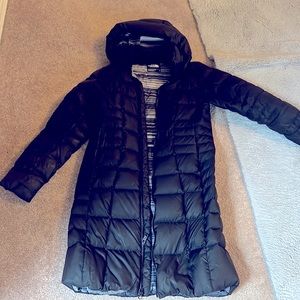 Used North face women puffy coat in black Small.
